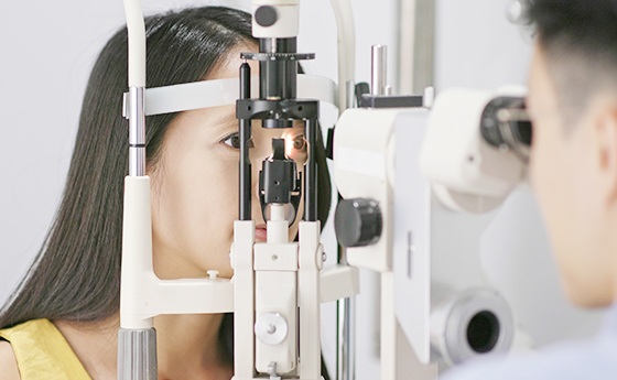 眼科医の定期検査